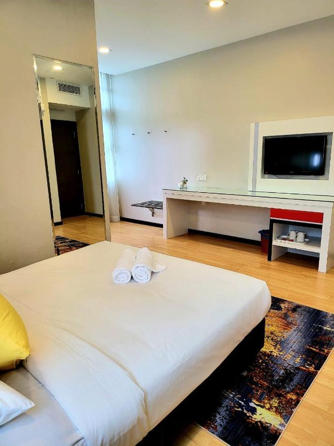 Lovita Hotel Куантан Екстериор снимка