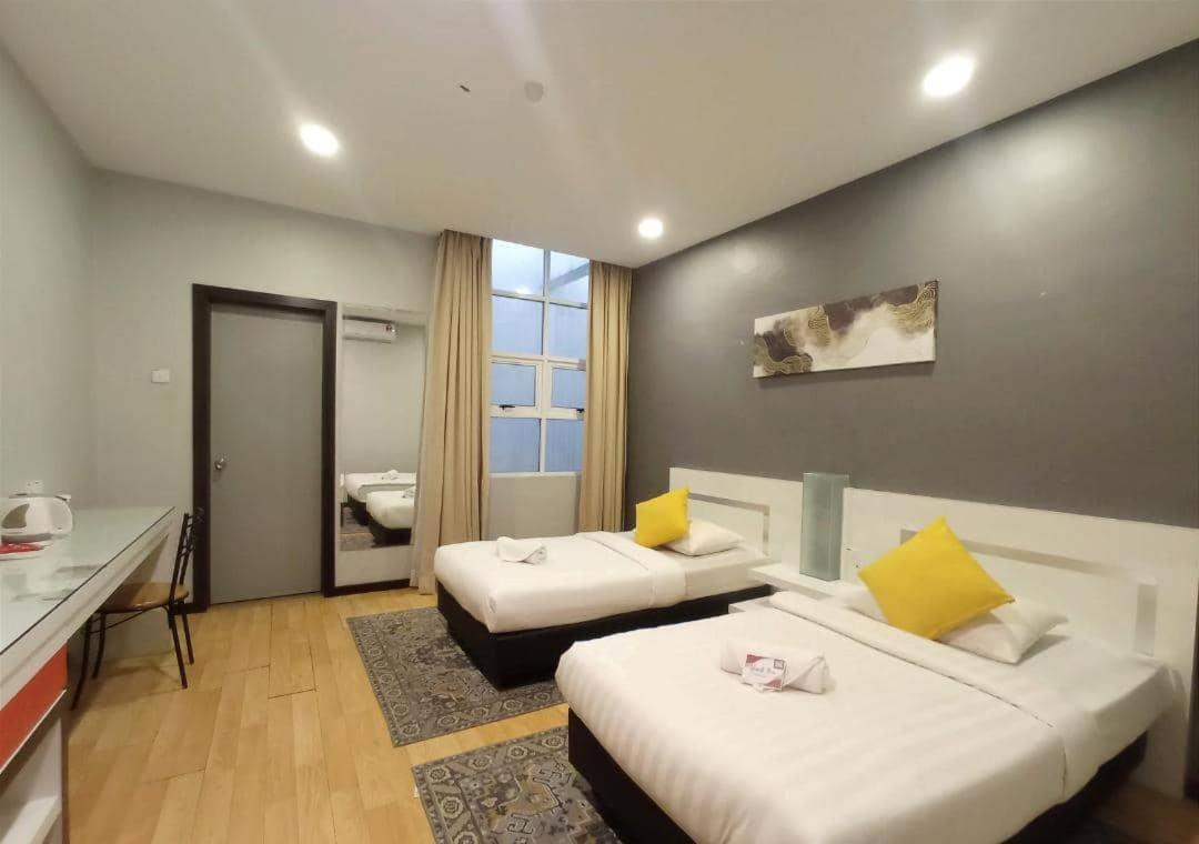 Lovita Hotel Куантан Екстериор снимка
