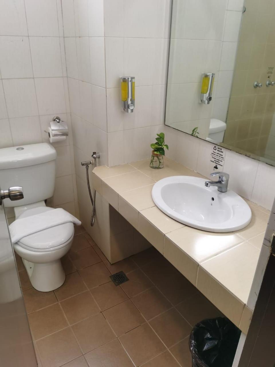 Lovita Hotel Куантан Екстериор снимка