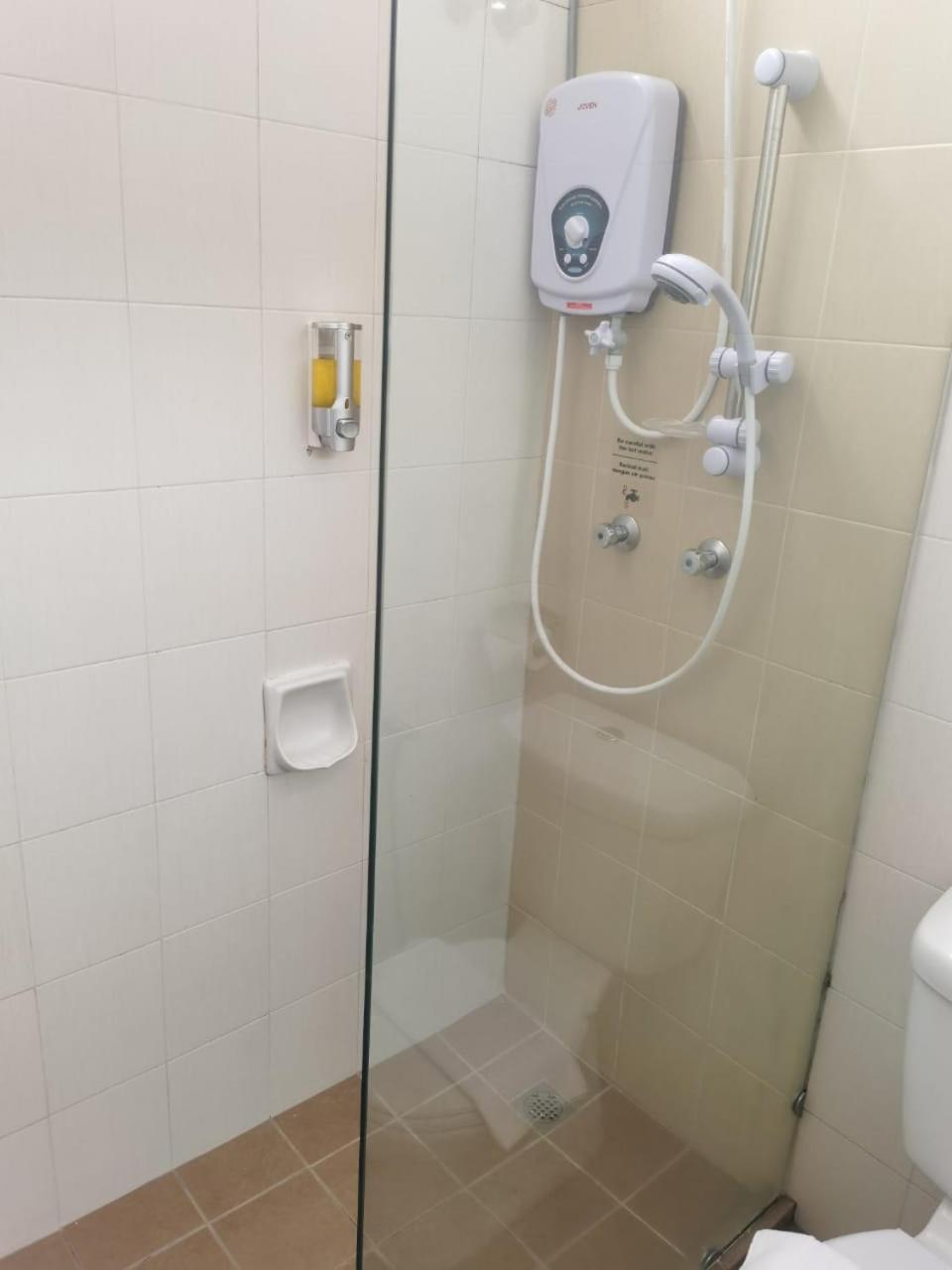 Lovita Hotel Куантан Екстериор снимка