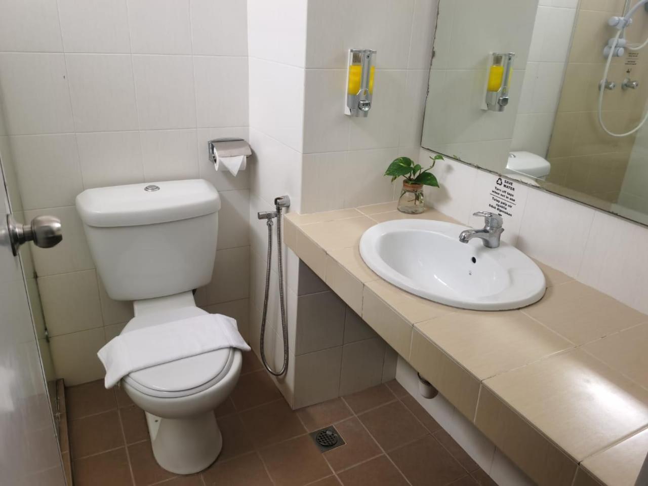 Lovita Hotel Куантан Екстериор снимка