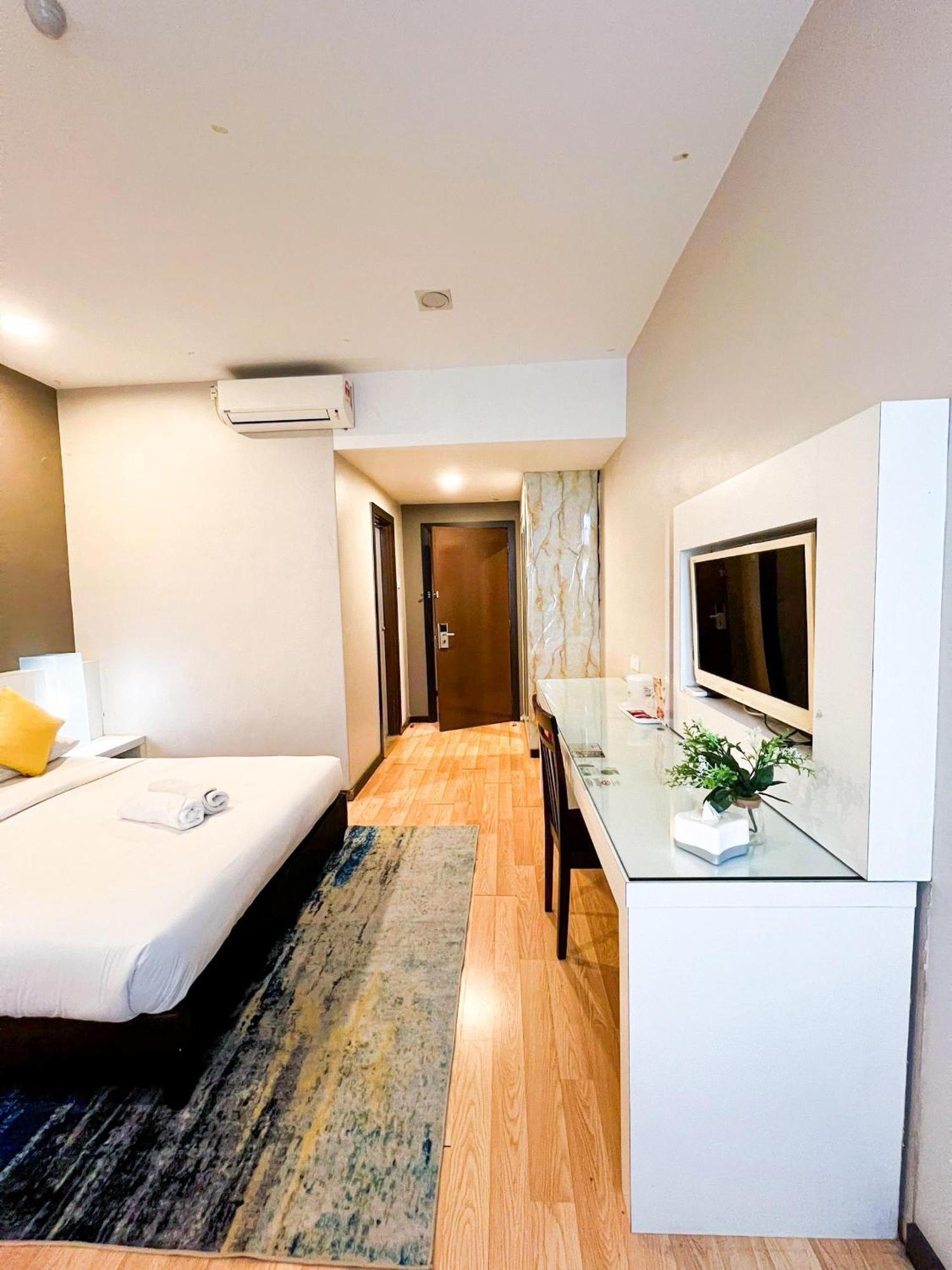 Lovita Hotel Куантан Екстериор снимка