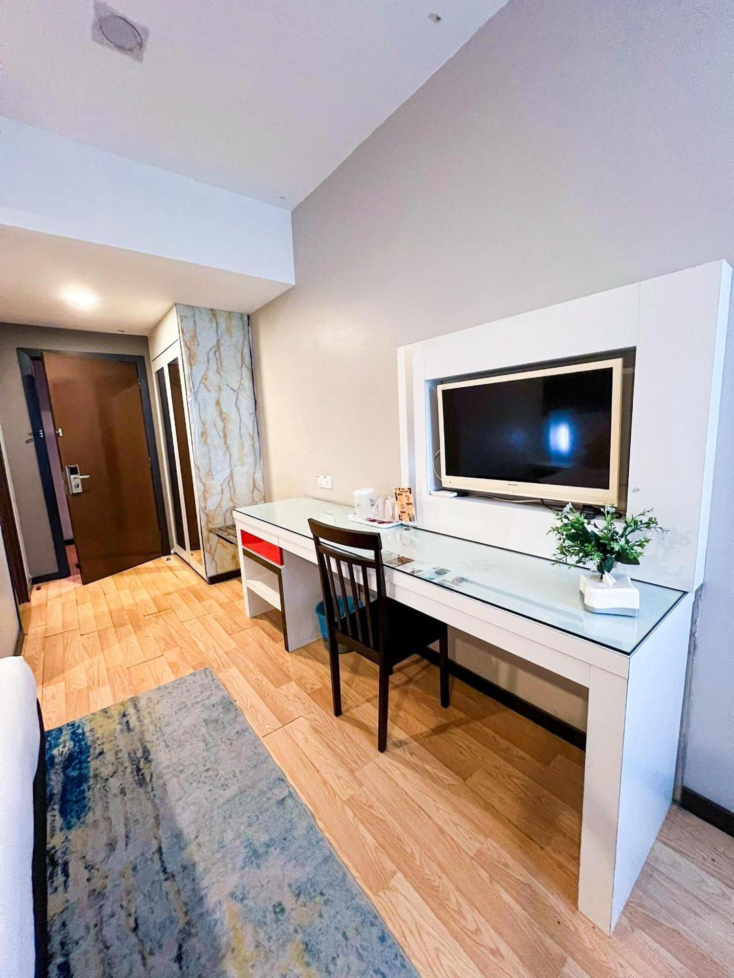 Lovita Hotel Куантан Екстериор снимка