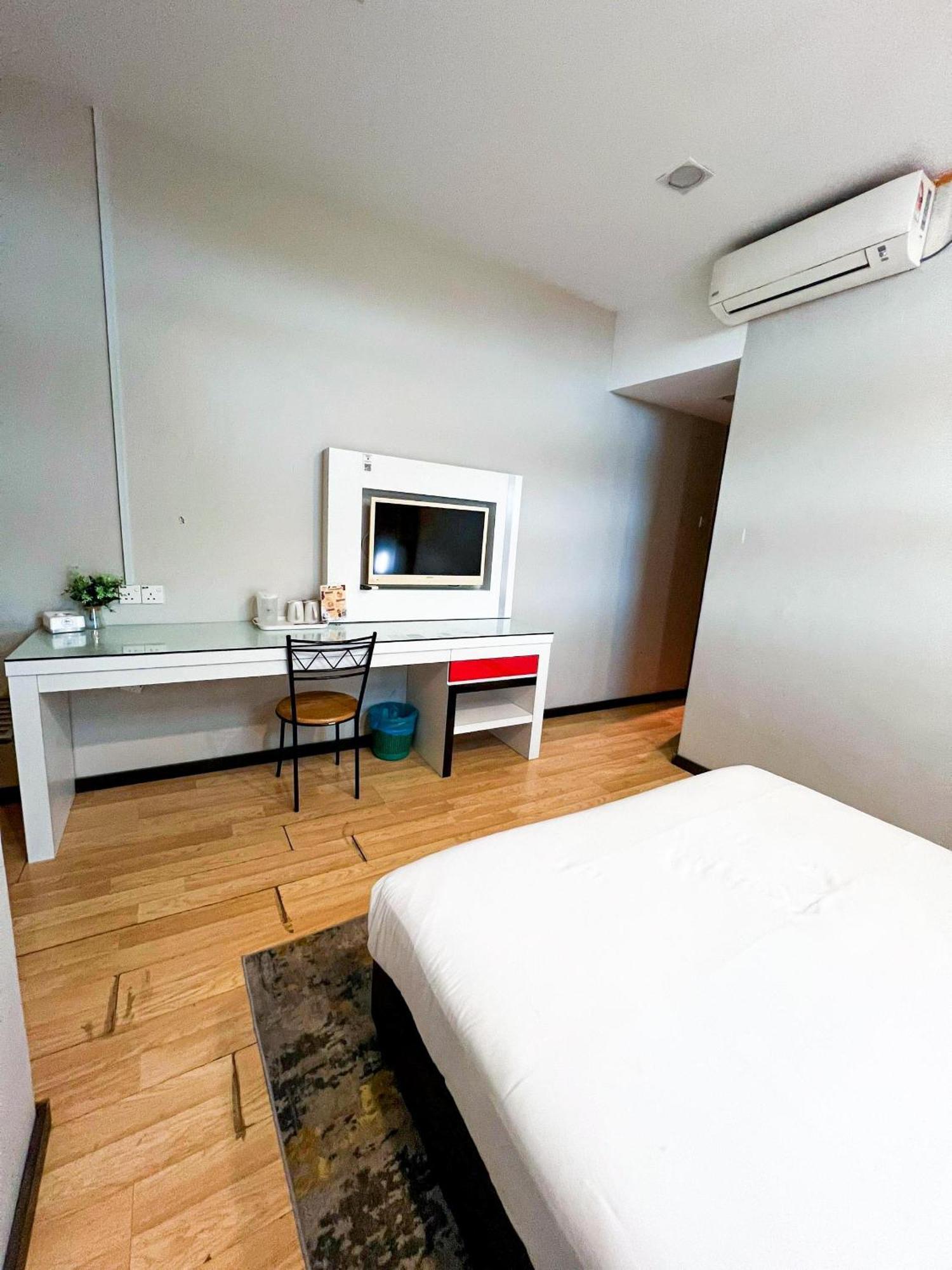 Lovita Hotel Куантан Екстериор снимка